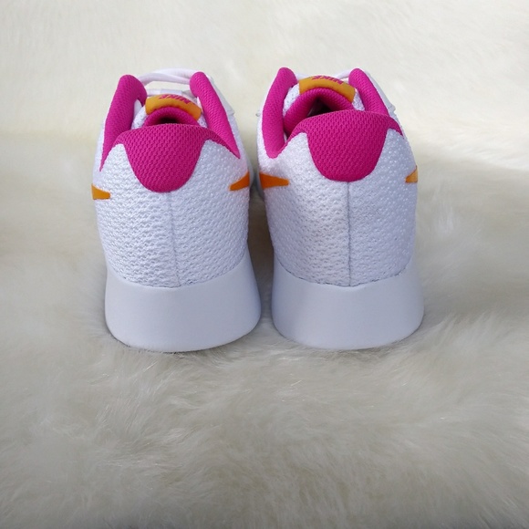 Nike Tanjun Womens Sneakers - Picture 4 of 8